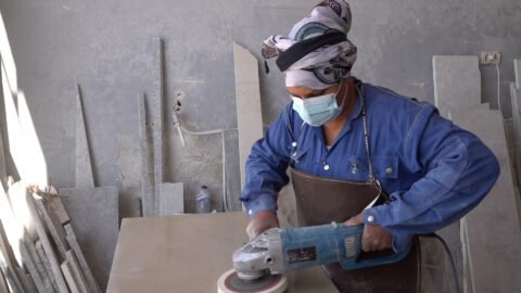 Fawzia Al-Daghari…l’histoire d’une femme tunisienne qui a passé un quart de siècle à broyer le marbre et à apprendre de durs métiers