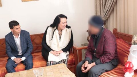 Elle s’est rendue dans les foyers des familles d’accueil de la capitale. Le Ministre de la Famille rend visite à une femme âgée et à une personne âgée bénéficiaires du programme de caution familiale.