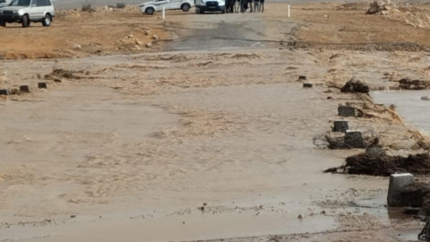 Leur bus est resté coincé entre Wadi al-Khashab et Wadi al-Araj. 13 touristes étrangers ont été évacués dans la région de Qasr Ghilan