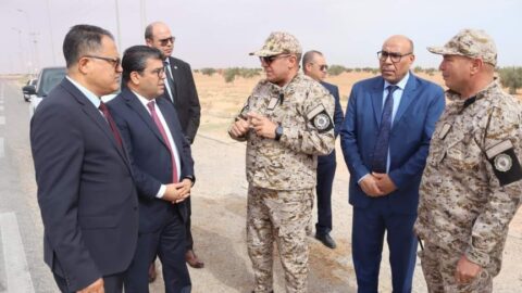 Il a appelé à poursuivre la lutte contre la contrebande. Le directeur général des douanes inspecte les gardes douaniers à Médenine.