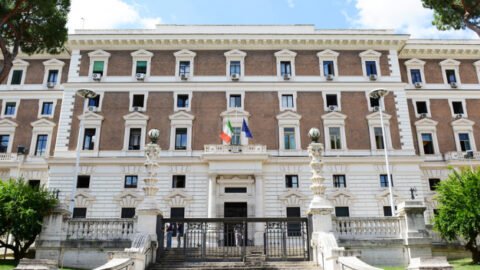 L’Intérieur italien : Nous apprécions l’arrestation par les autorités tunisiennes des membres d’une organisation qui vend du fer pour fabriquer des bateaux pour le passage des migrants irréguliers