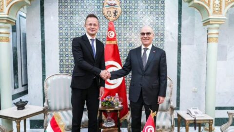 Une séance de travail élargie entre le ministre des Affaires étrangères et son homologue hongrois aboutit à la signature d’accords bilatéraux