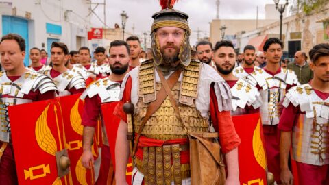 Au Festival d’El Jem, les soldats romains réapparaissent dans les rues tunisiennes
