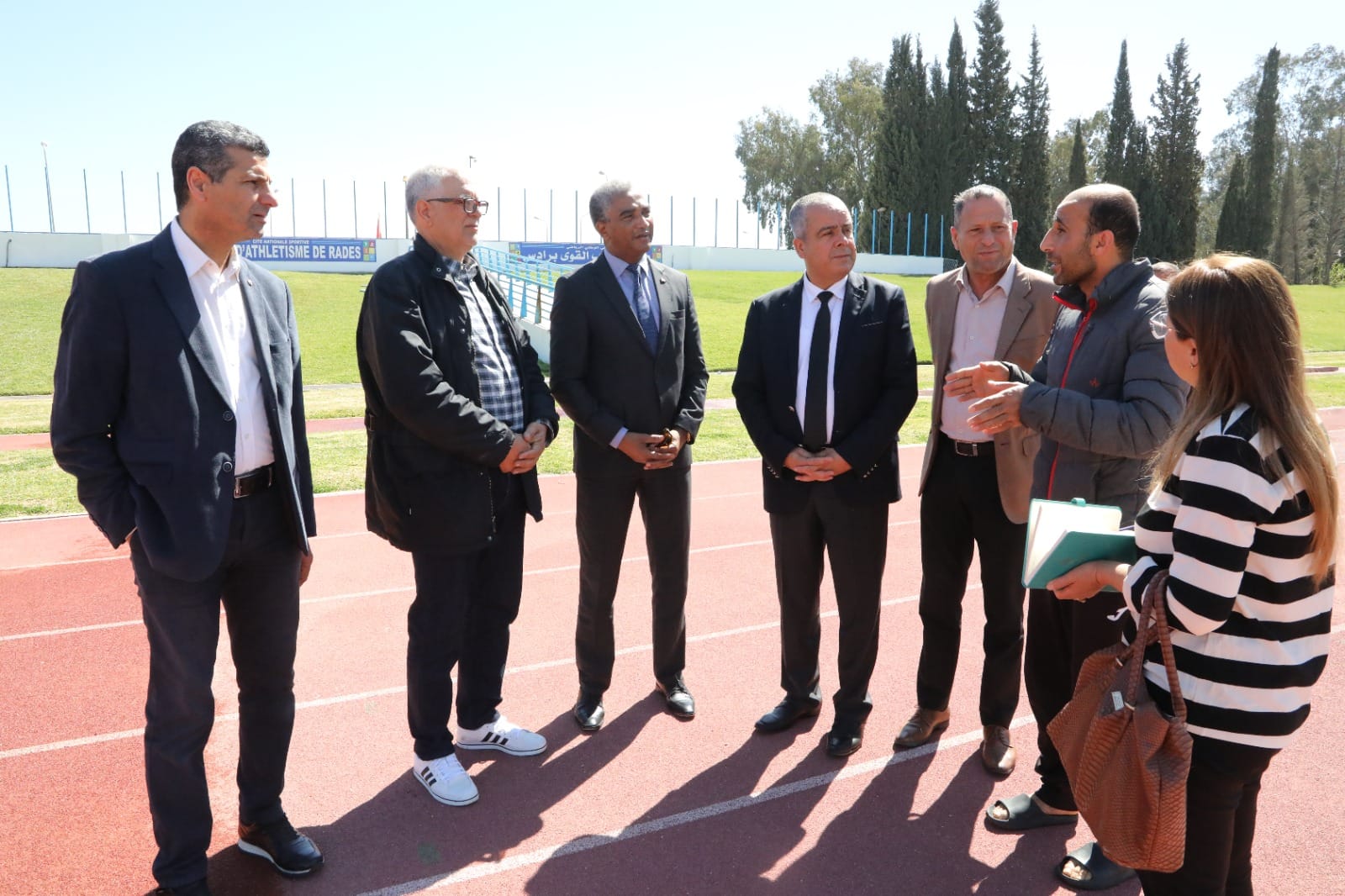 Suite à l'incident de l'attaque contre le coureur Abdel Salam Al-Ayouni, le ministre de la Jeunesse et des Sports effectue une visite inopinée au Centre national d'athlétisme de Brades.