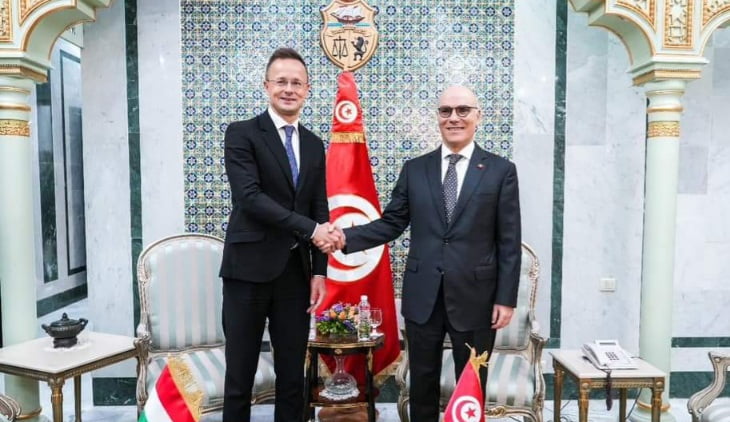 Une séance de travail élargie entre le ministre des Affaires étrangères et son homologue hongrois aboutit à la signature d'accords bilatéraux