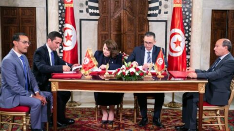 Sous la supervision du Premier Ministre, signature d’accords pour deux projets visant à mettre en œuvre deux centrales de production d’électricité à partir de l’énergie solaire photovoltaïque