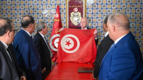 L’incident du blocage du drapeau tunisien crée un événement en Tunisie