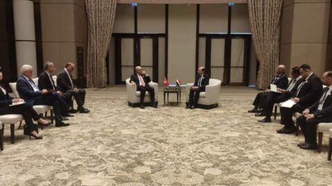 Il a discuté avec eux des relations bilatérales et des projets de résolutions du sommet arabe. Le ministre des Affaires étrangères rencontre ses homologues en Jordanie, au Yémen et en Syrie.