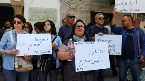 Un tribunal tunisien emprisonne les journalistes Basis et Al-Zaghidi et fixe une date pour leur procès