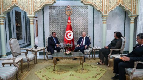 Il lui a rendu une visite d’adieu. Le ministre des Affaires étrangères rencontre l’ambassadeur du Qatar en Tunisie et salue l’invitation d’Al Thani à se rendre à Doha.