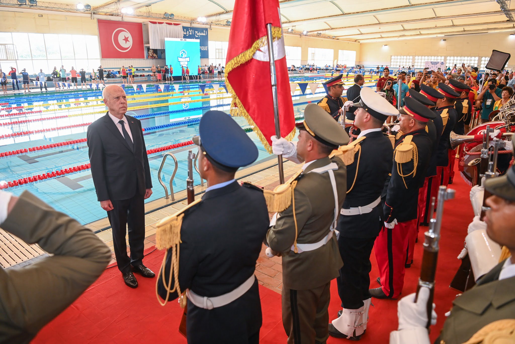 Le Président de la République effectue une visite inopinée à la Piscine Olympique Brades