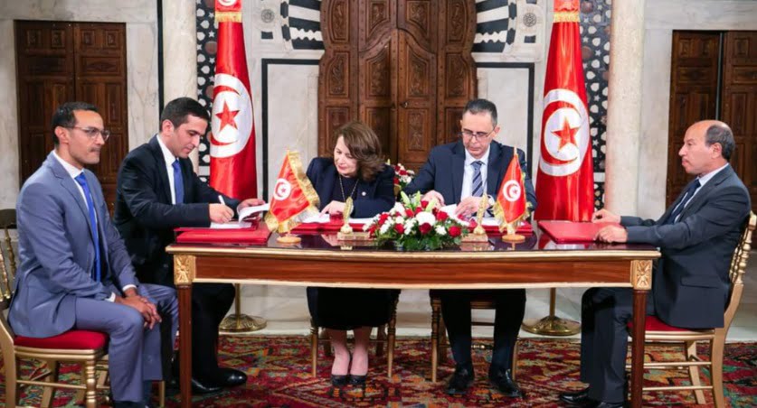 Sous la supervision du Premier Ministre, signature d'accords pour deux projets visant à mettre en œuvre deux centrales de production d'électricité à partir de l'énergie solaire photovoltaïque