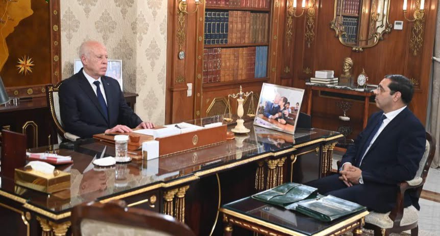 Pour les informer de la protestation de la Tunisie contre les ingérences dans ses affaires intérieures... Saeed charge le secrétaire d'Etat aux Affaires étrangères d'inviter les ambassadeurs étrangers dans notre pays.