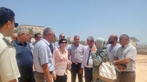 En visite inopinée dans les établissements scolaires de la Manouba, le ministre de l’Éducation décide de transformer le stade jouxtant l’école préparatoire Douar Hicher en un complexe éducatif et récréatif.