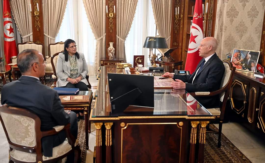 Le Chef de l'Etat rencontre les ministres des Finances et des Affaires sociales au sujet de la décision d'augmenter la subvention financière allouée aux groupes pauvres de 180 dinars à 240 dinars.