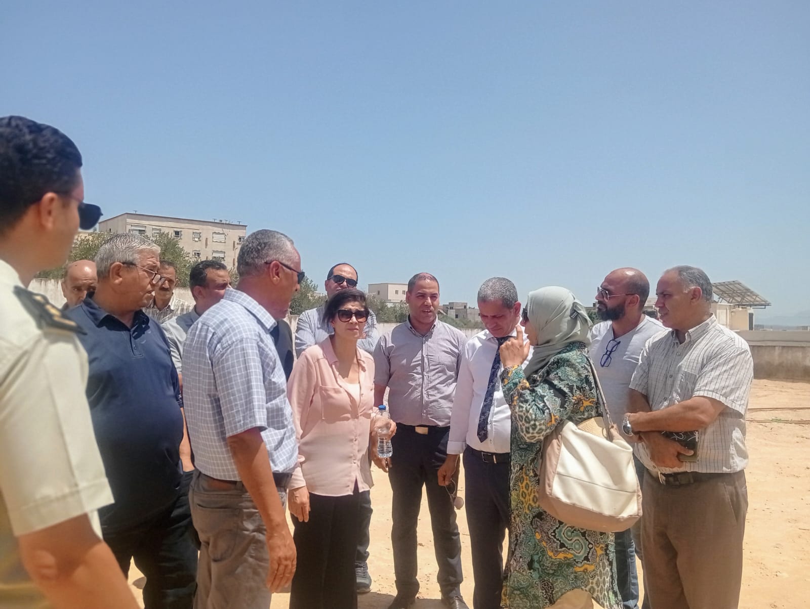 En visite inopinée dans les établissements scolaires de la Manouba, le ministre de l'Éducation décide de transformer le stade jouxtant l'école préparatoire Douar Hicher en un complexe éducatif et récréatif.