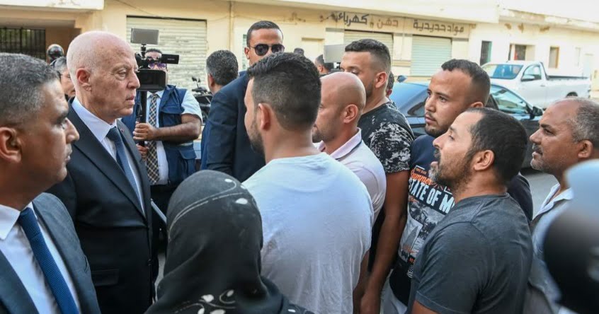 Il s'est entretenu avec les citoyens sur les coupures d'eau en cours. Le Président de la République est en visite dans la province de Mahdia.