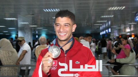 Photos/ Un accueil digne des champions… l’arrivée au pays du brillant Fares Ferjani après avoir remporté la médaille d’argent en escrime aux JO de Paris 2024… et des photos rafraîchissantes à l’aéroport international de Tunis-Carthage…
