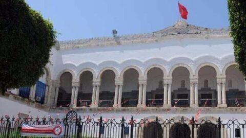 Propriétaire d’une chaîne d’information, journaliste et militaire. 3 personnes détenues pour recommandations frauduleuses