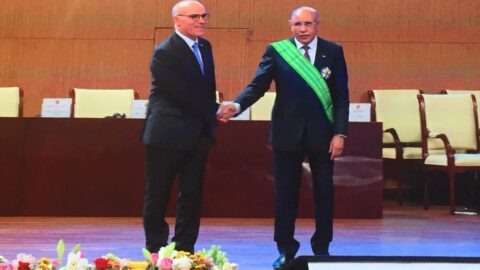 Tenir des réunions bilatérales avec les chefs de délégations… Le Ministre des Affaires Etrangères transmet les félicitations du Président de la République au président élu mauritanien