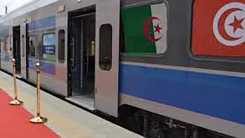 Le Ministre de l’Equipement reçoit le train en provenance d’Annaba, Algérie, pour son premier voyage