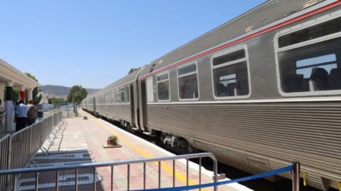 Cela prend environ 7 heures.. Le premier voyage du train de voyageurs entre la Tunisie et Annaba, en Algérie, commence