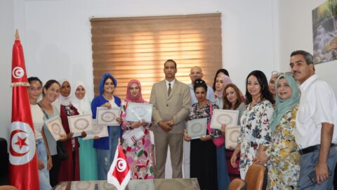 Célébration de la Journée de la femme tunisienne.. Les délégués des familles organisent des cortèges pour remettre les avis de financement de plus de 1 000 projets dans le cadre du programme « Pionniers »
