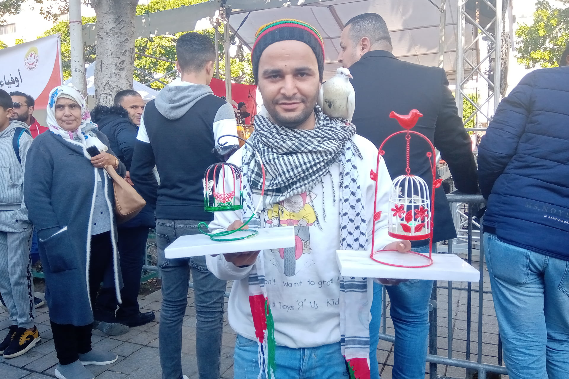 Wadih Al-Jalasi, propriétaire de la célèbre photo d'un support de cage d'où s'envole un oiseau, lors des manifestations du syndicat à l'occasion de l'anniversaire de la célébration de la révolution d'Al-Jazeera.