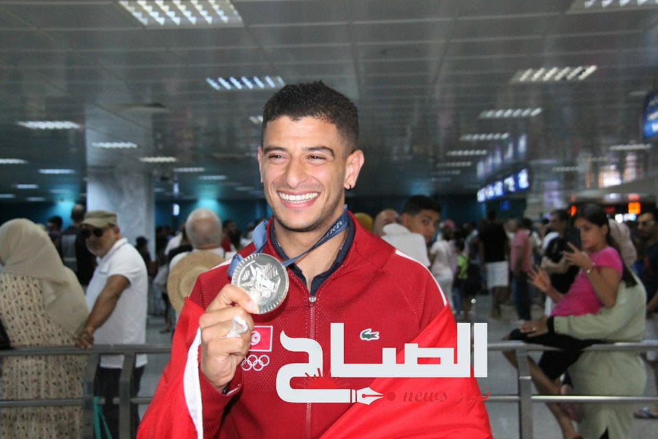 Photos/ Un accueil digne des champions... l'arrivée au pays du brillant Fares Ferjani après avoir remporté la médaille d'argent en escrime aux JO de Paris 2024... et des photos rafraîchissantes à l'aéroport international de Tunis-Carthage...