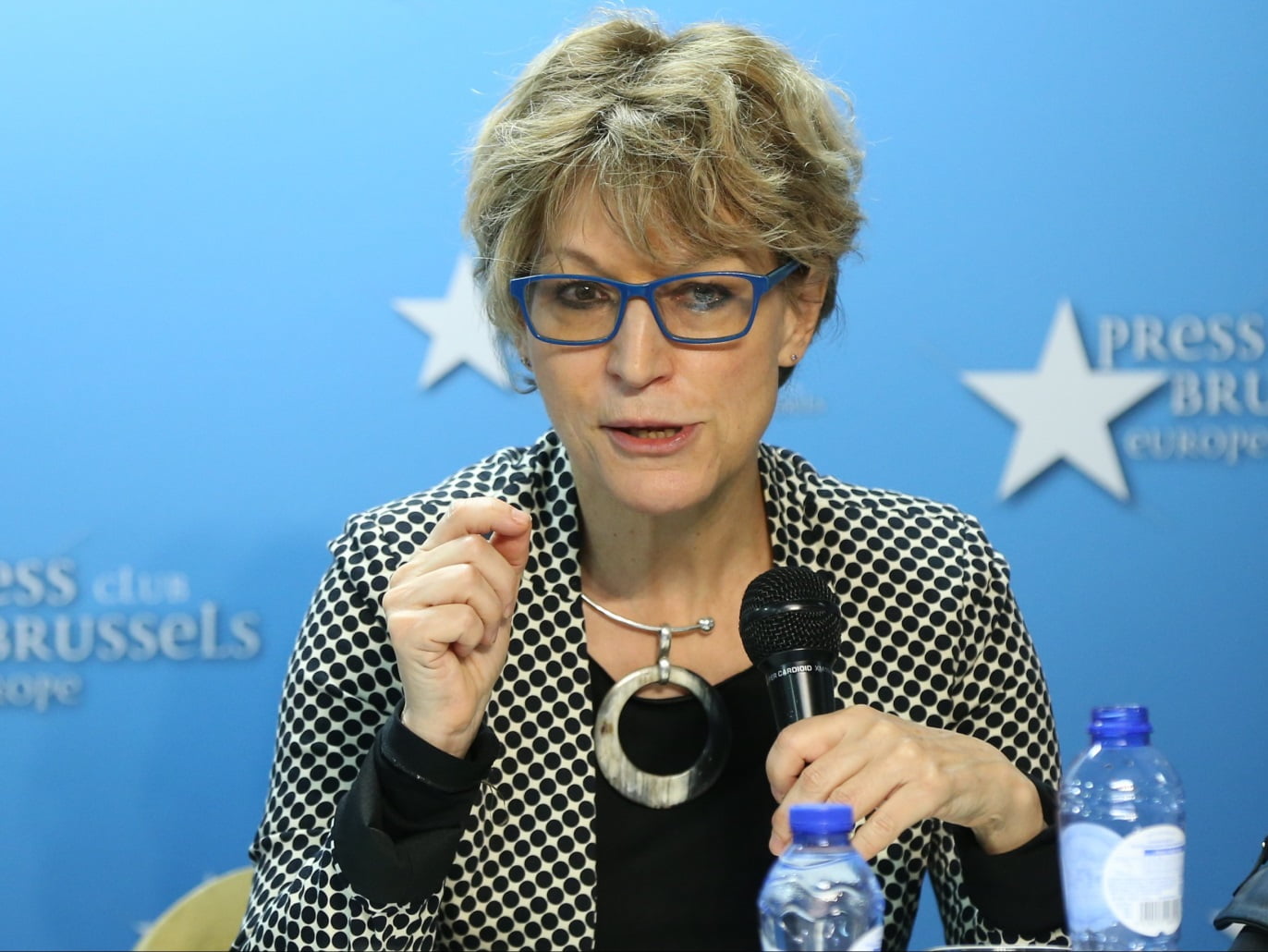 La fiancée du journaliste saoudien assassiné Jamal Khashoggi, Hatice Cengiz - - BRUXELLES, BELGIQUE - 3 DÉCEMBRE : La Rapporteuse spéciale de l'ONU sur les exécutions extrajudiciaires, sommaires ou arbitraires Agnès Callamard et la fiancée du journaliste saoudien assassiné Jamal Khashoggi, Hatice Cengiz (non vu) assister à un Réunion au Press Club Brussels, le 03 décembre 2019 à Bruxelles, Belgique.