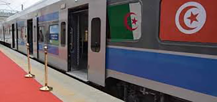 Le Ministre de l'Equipement reçoit le train en provenance d'Annaba, Algérie, pour son premier voyage