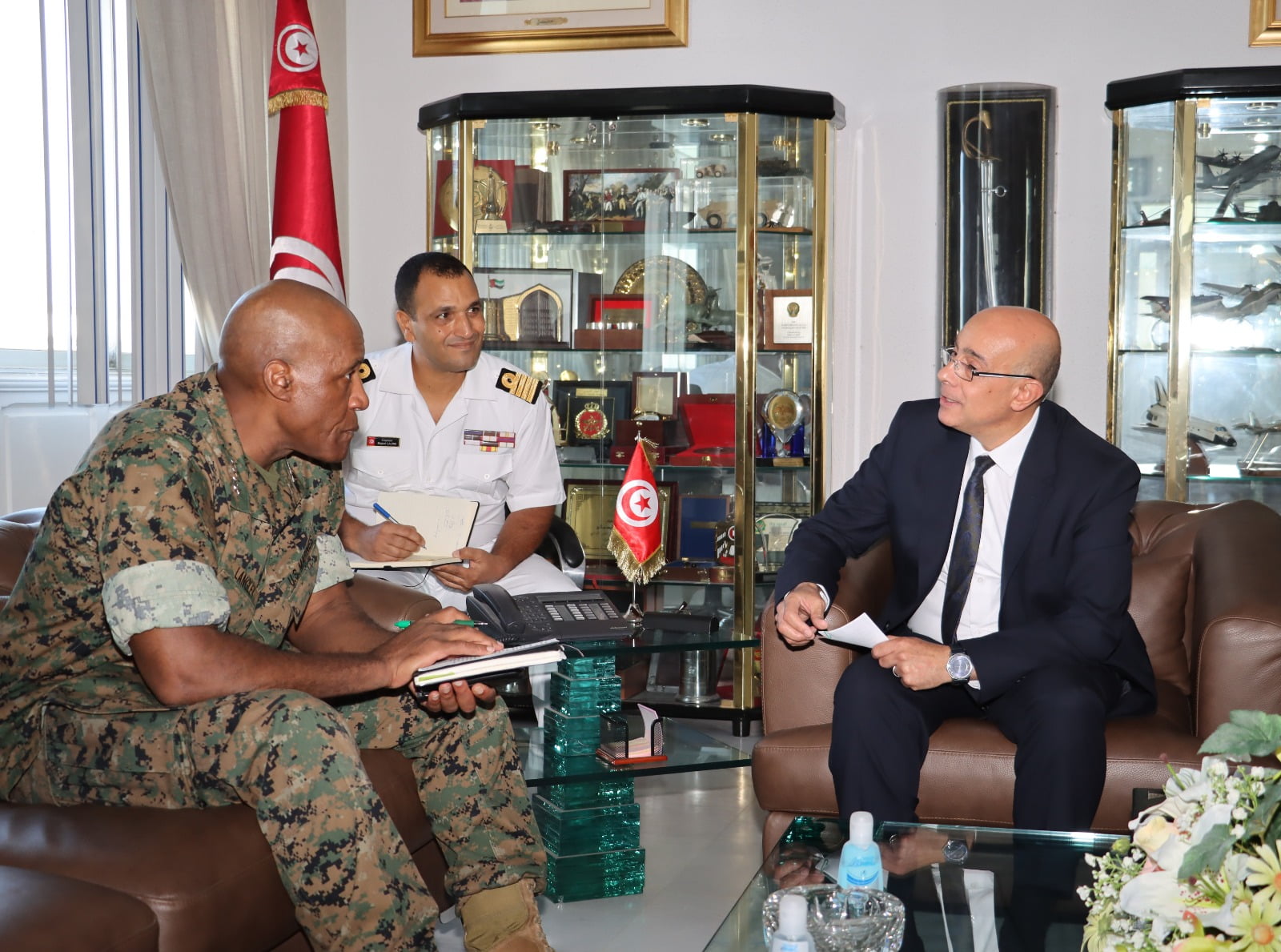 Le ministre de la Défense nationale rencontre le commandant du commandement militaire américain pour l'Afrique