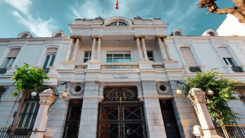 Le Tribunal administratif de Tunisie est une institution judiciaire qui connaît des litiges concernant les décisions de l’État.