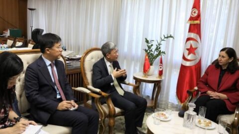 Le ministre de l’Equipement et du Logement discute avec l’ambassadeur de Chine en Tunisie des modalités du projet de préparation du stade olympique de Menzah