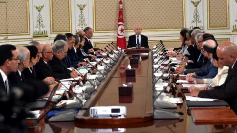 Supervisé par le Président de la République. Le Conseil des Ministres examine un projet de décret réglementant les relations entre l’Assemblée des Représentants du Peuple et le Conseil National des Régions et des Régions.