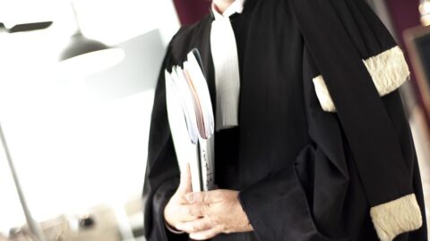 Aujourd’hui… une manifestation d’avocats devant le Palais de Justice