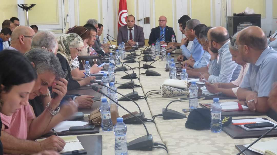 Une séance de travail dans l'État tunisien pour discuter de la préparation financière et logistique des élections présidentielles