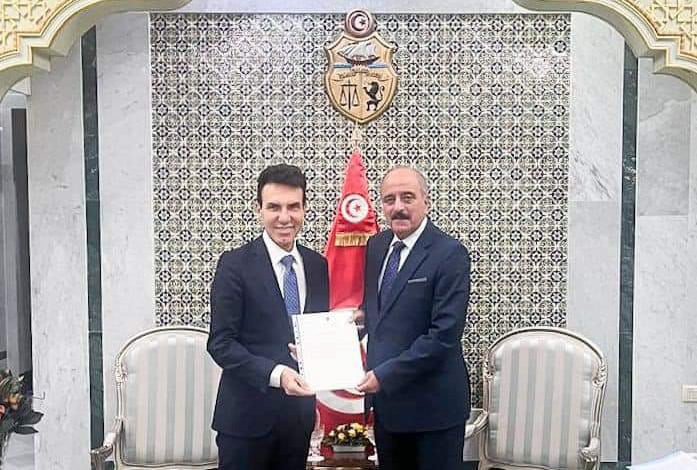 Le ministre des Affaires étrangères reçoit une copie des lettres de créance du nouvel ambassadeur de l'Union européenne en Tunisie