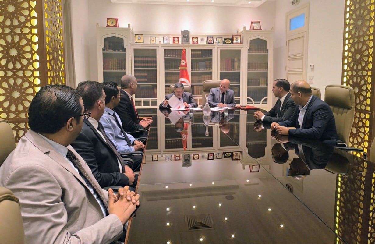 Signature d'une convention pour la mise à disposition des autobus scolaires appartenant au ministère de l'Éducation nationale au ministère des Transports