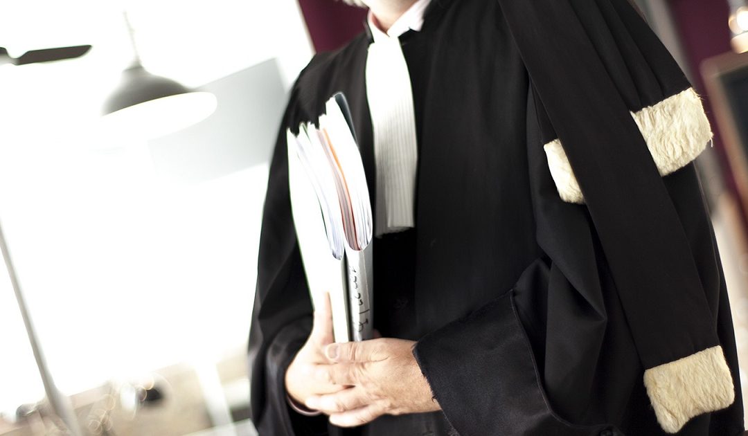 Aujourd'hui... une manifestation d'avocats devant le Palais de Justice