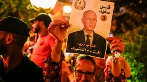 Les partisans de Saïd célèbrent l’annonce par un sondage de sa victoire à la présidence tunisienne