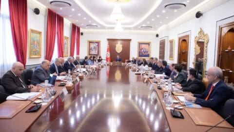 Le Conseil des ministres approuve un projet de décret visant à dépénaliser la détention de sommes en espèces égales ou supérieures à 5 mille dinars