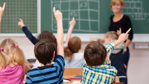 Spécialistes de l’éducation: les écoles publiques vivent dans un fossé entre la technologie moderne et les mécanismes d’endoctrinement traditionnels