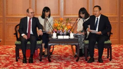 Le ministre du Tourisme discute avec son homologue chinois du développement du flux de touristes chinois vers la Tunisie