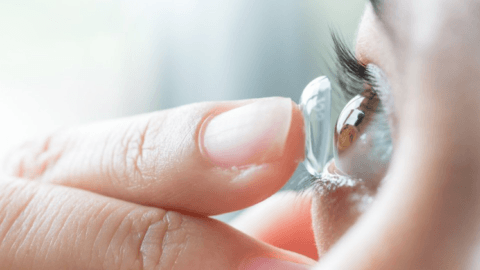 Les médecins mettent en garde contre les dangers d’une mauvaise utilisation des lentilles de contact