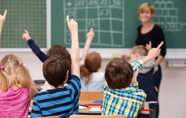 Spécialistes de l'éducation: les écoles publiques vivent dans un fossé entre la technologie moderne et les mécanismes d'endoctrinement traditionnels