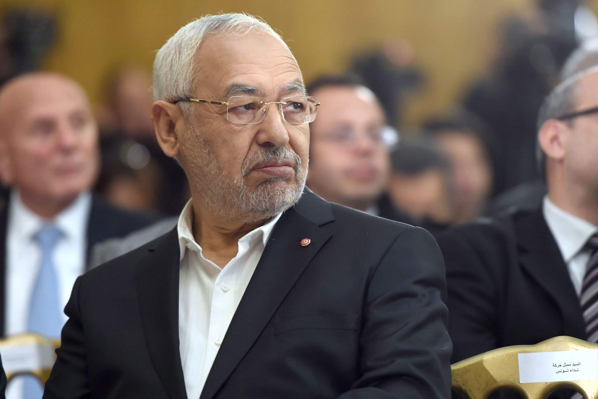 Le chef du parti islamiste tunisien Ennahdha, Rached Ghannouchi, assiste à une cérémonie de passation de pouvoir à laquelle participe le gouvernement nouvellement élu en Tunisie le 6 février 2015. Un gouvernement de coalition dirigé par laïc et comprenant des islamistes a pris le pouvoir en Tunisie, trois mois après le premier gouvernement de l'État d'Afrique du Nord. élections parlementaires libres. PHOTO AFP / FETHI BELAID (Photo de Fethi Belaid / AFP)