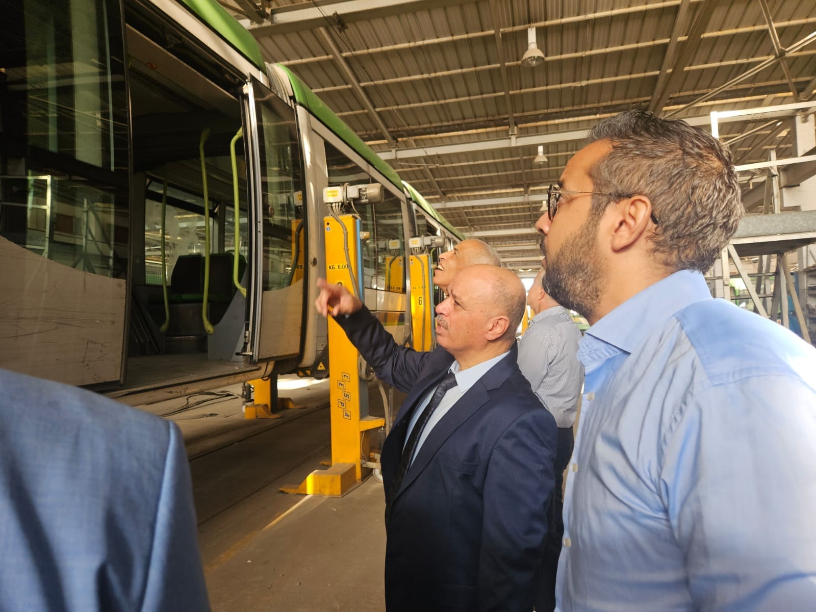 Le Ministre des Transports effectue une visite inopinée à l'atelier de maintenance des véhicules légers du métro de la Société des Transports de Tunis