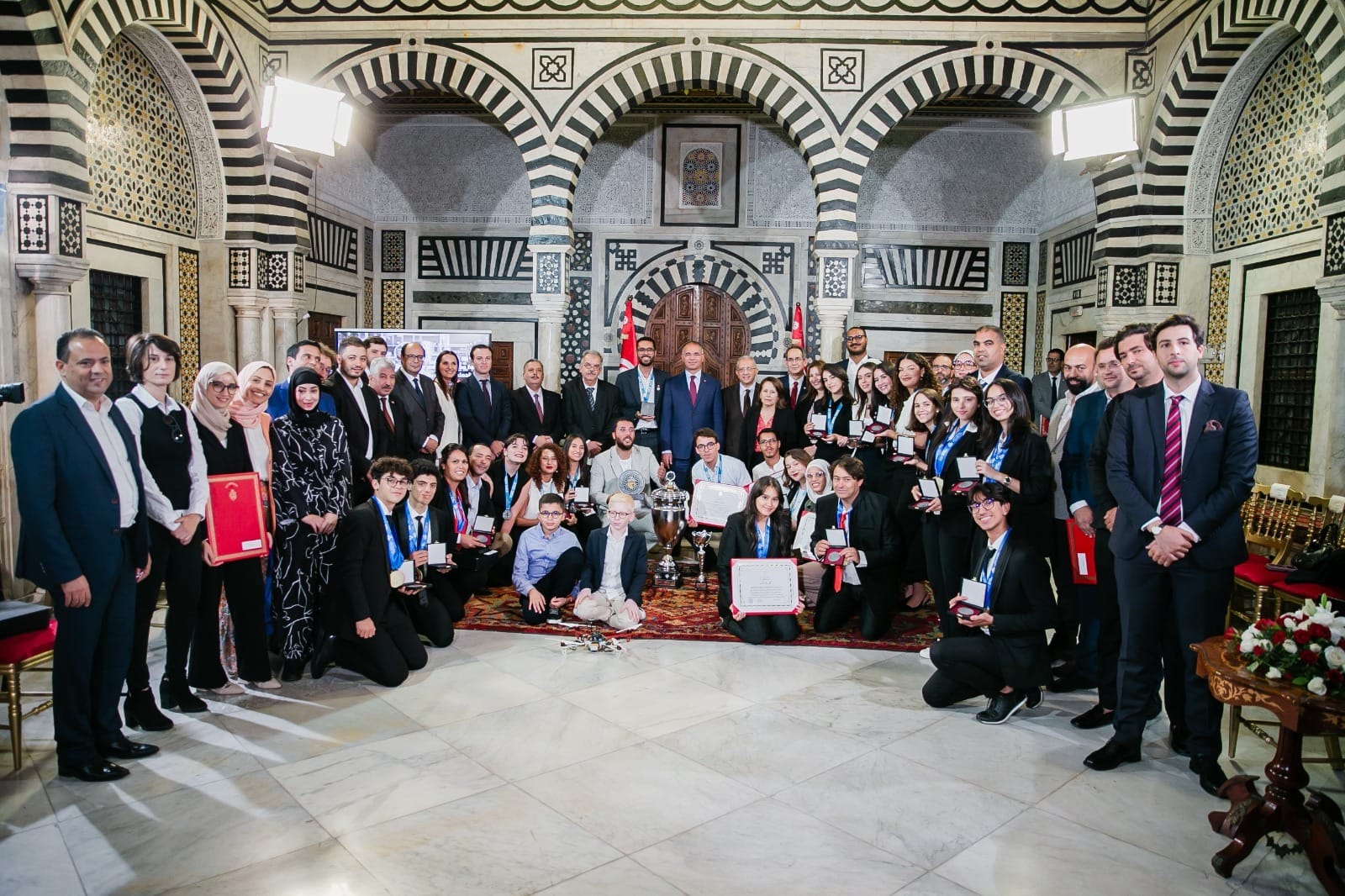 Le Premier ministre lors d'un cortège honorant un groupe de jeunes distingués : Vous êtes le bouclier de la Tunisie et la force constante de la construction