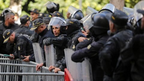 Les autorités tunisiennes arrêtent un militant des droits humains et dénoncent une « nouvelle vague de répression »